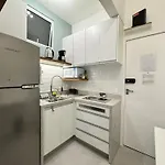 Tranquilo, Na Quadra Da Praia E Perto De Tudo - Besthostrio